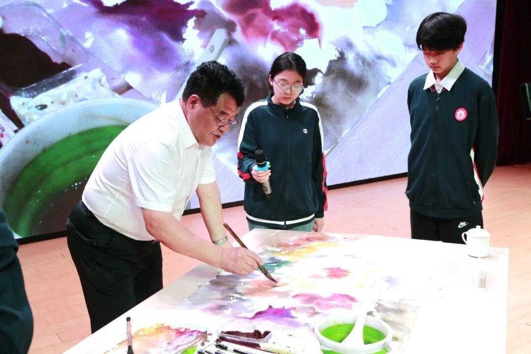 畫家許世虎走進重慶一中天星橋中學