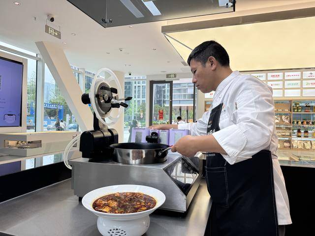 炒菜機器人、AI數字菜譜齊亮相！“成都造”智創萬億級產業消費新場景