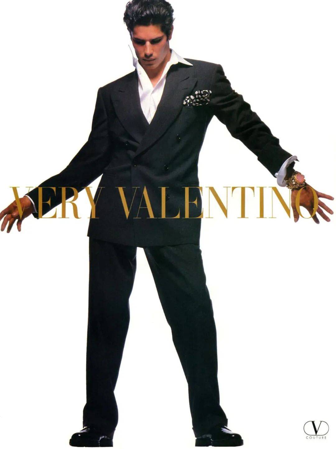 八十年代伊朗裔英國超模移民印度，曾為麥當娜拍攝MV