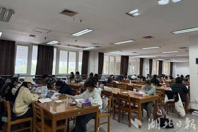 江漢大學：借閱圖書頻次高 可獲“讀書補助”