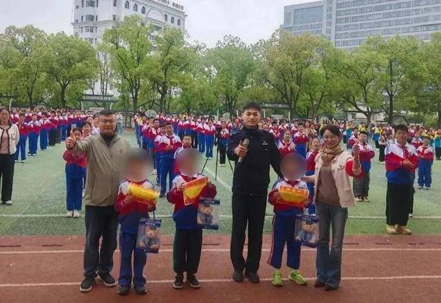 小學生“教科書式”舉報，民警卻送“黃岡密卷”？