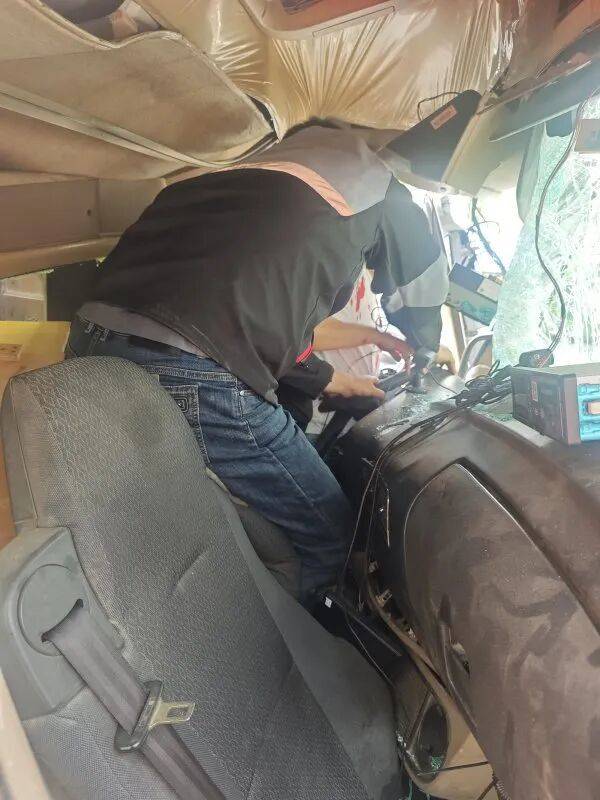 武漢三環線突發！司機滿臉是血，被卡車內動彈不得，快遞小哥猛地踹開車窗玻璃……