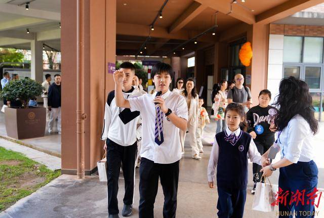 AI撞上課堂！長沙這所學校開放日解鎖教育新玩法