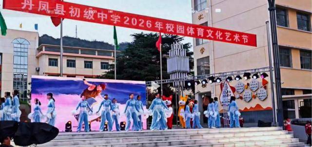 陝西某中學家長集體白嫖演出服，給孩子們上了最壞的一課