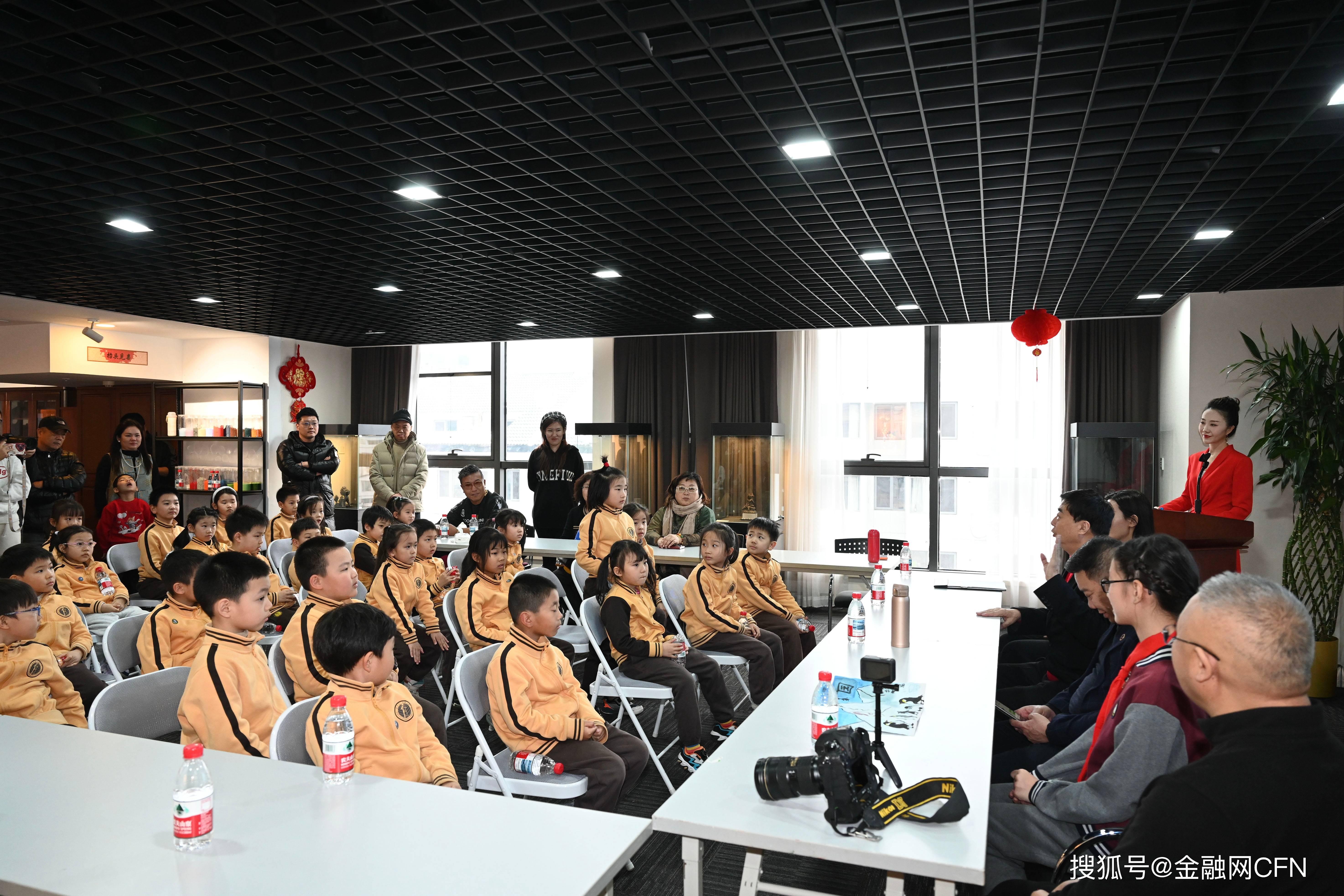 北京小學生何曼琳《南極家園》在紐約時代廣場亮相