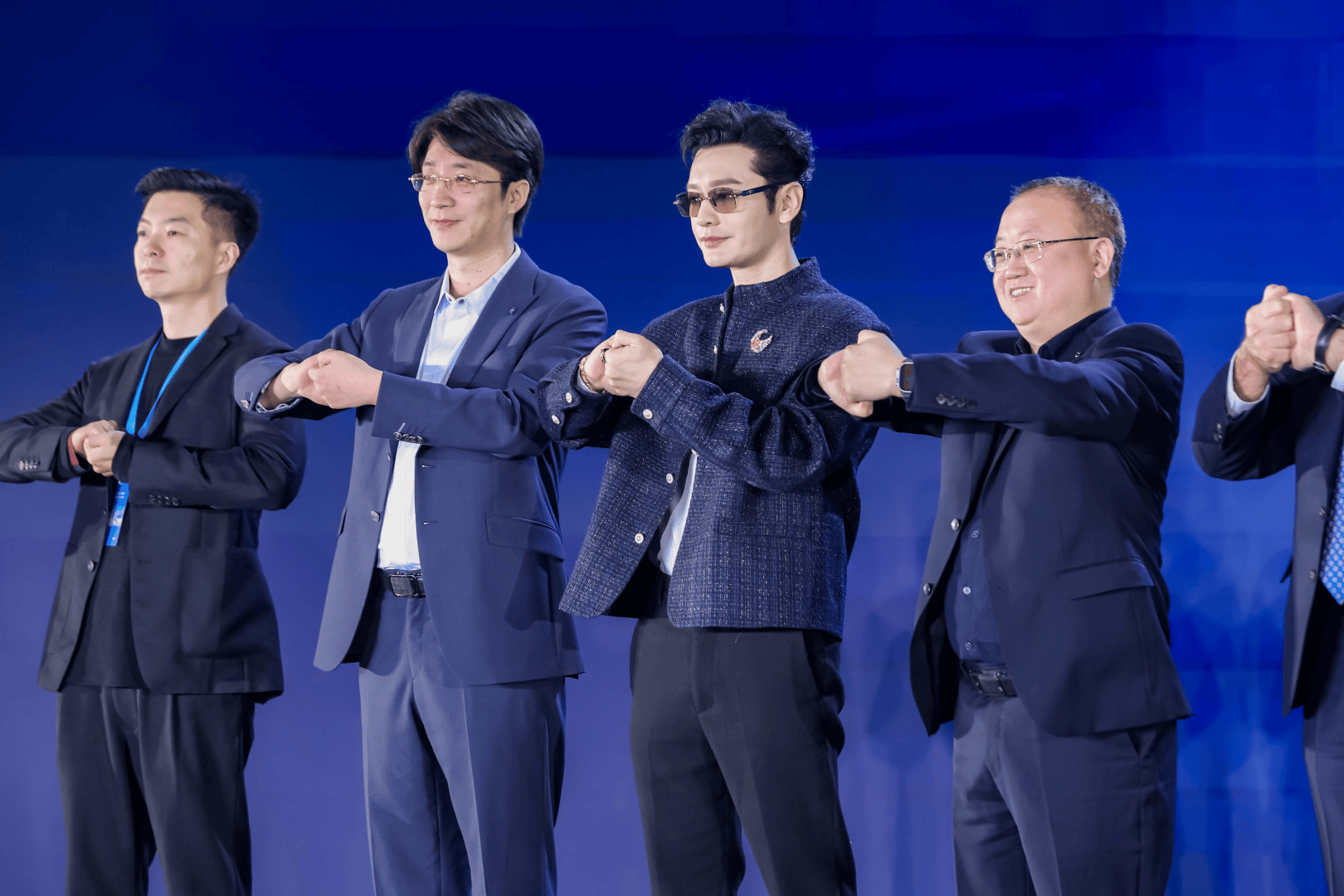 6000美元一天，黃曉明投資的機器人租賃平臺出海了｜預見AI+