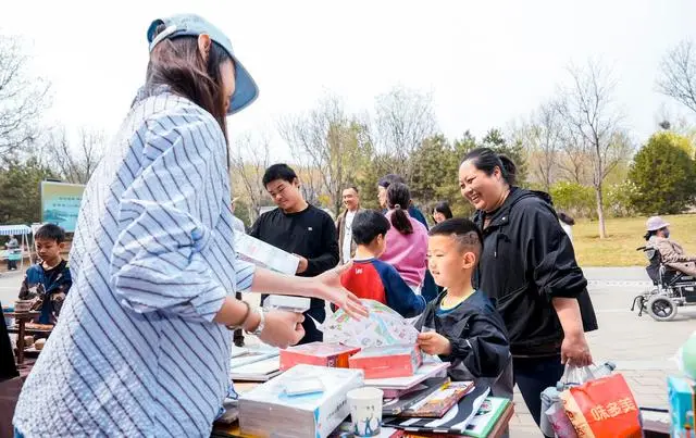 密雲圖書市集開幕，免費圖書盲盒為市民送驚喜