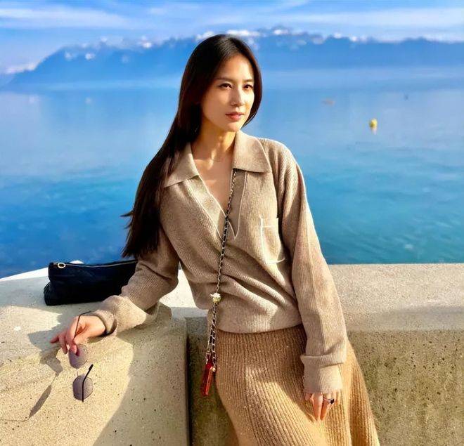 離婚1年，黃聖依最新近況曝光：在瑞士留學，和此前狀態差距太大