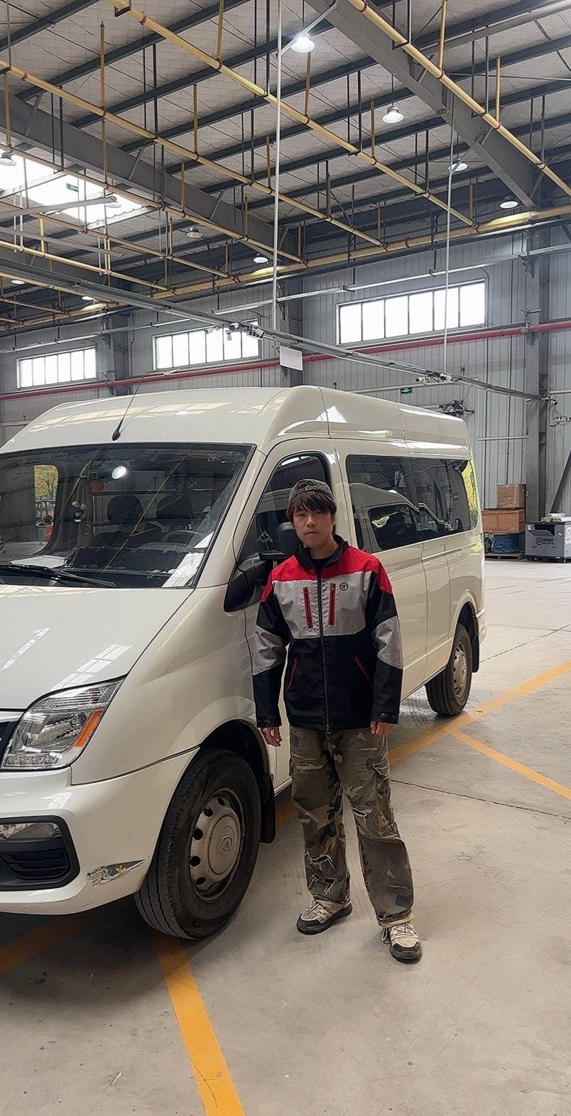 武漢一轎車避讓“老頭樂”陷泥地，快遞小哥和眾人合力救援，事後婉拒車主百元酬謝