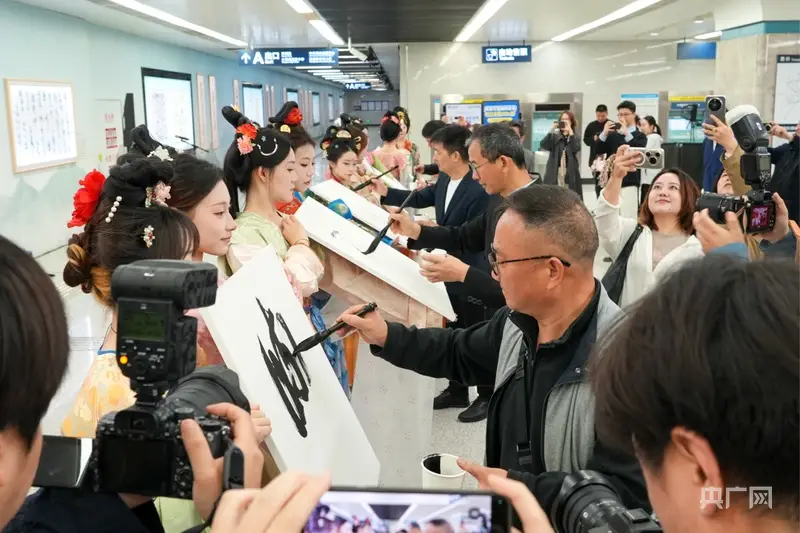 讓書法藝術走進市民通勤路 全國首個地鐵書法藝術空間在武漢揭幕