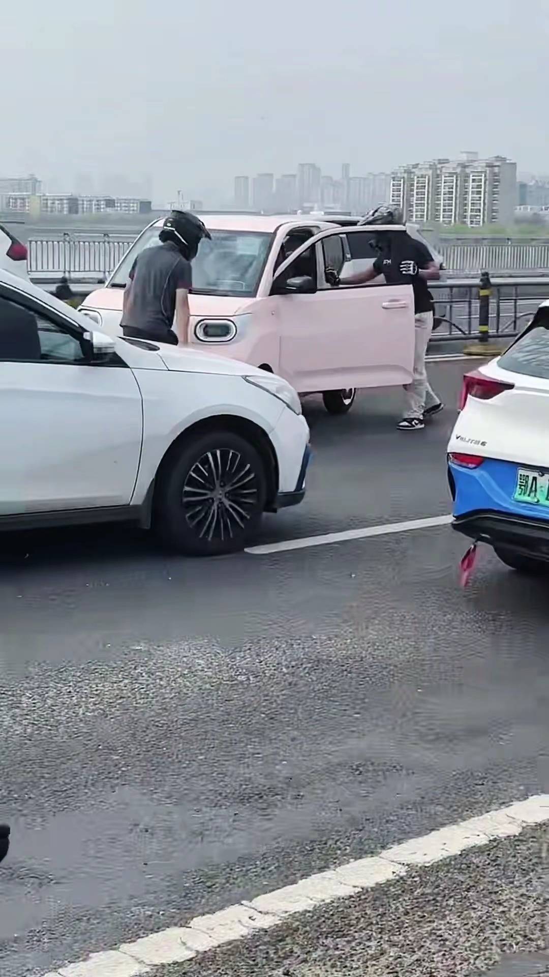 武漢一轎車避讓“老頭樂”陷泥地，快遞小哥和眾人合力救援，事後婉拒車主百元酬謝