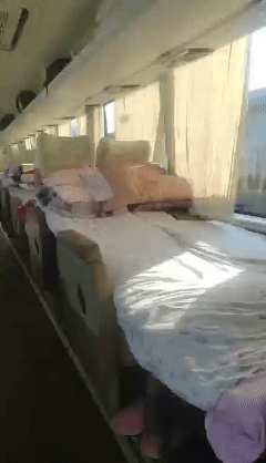 旅遊大巴非法改裝成臥鋪，乘客的安全誰來負責？