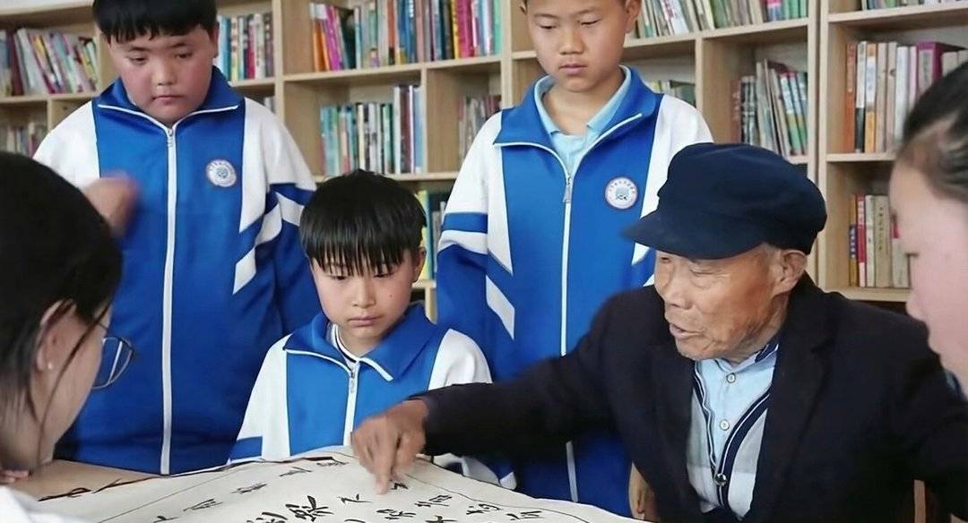 只上過半個月小學，他用一生在村裡建起一座免費圖書館