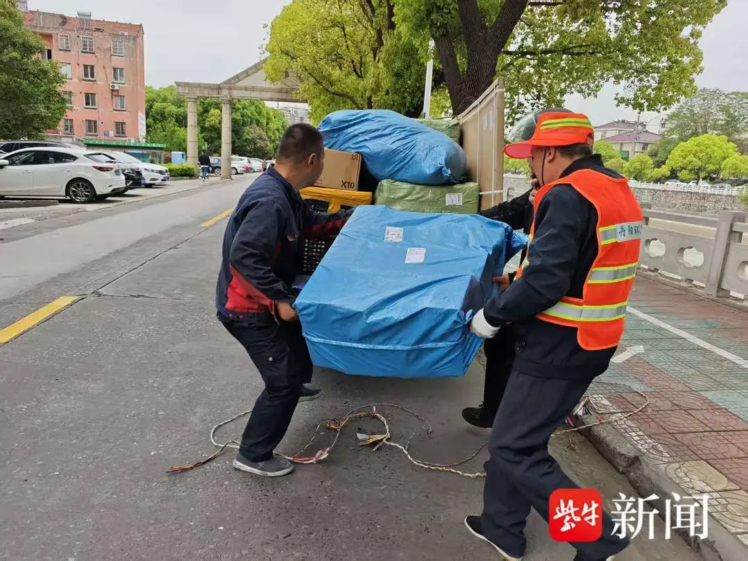 快遞包裹不慎遺失，環衛工人及時歸還一大包鞋子
