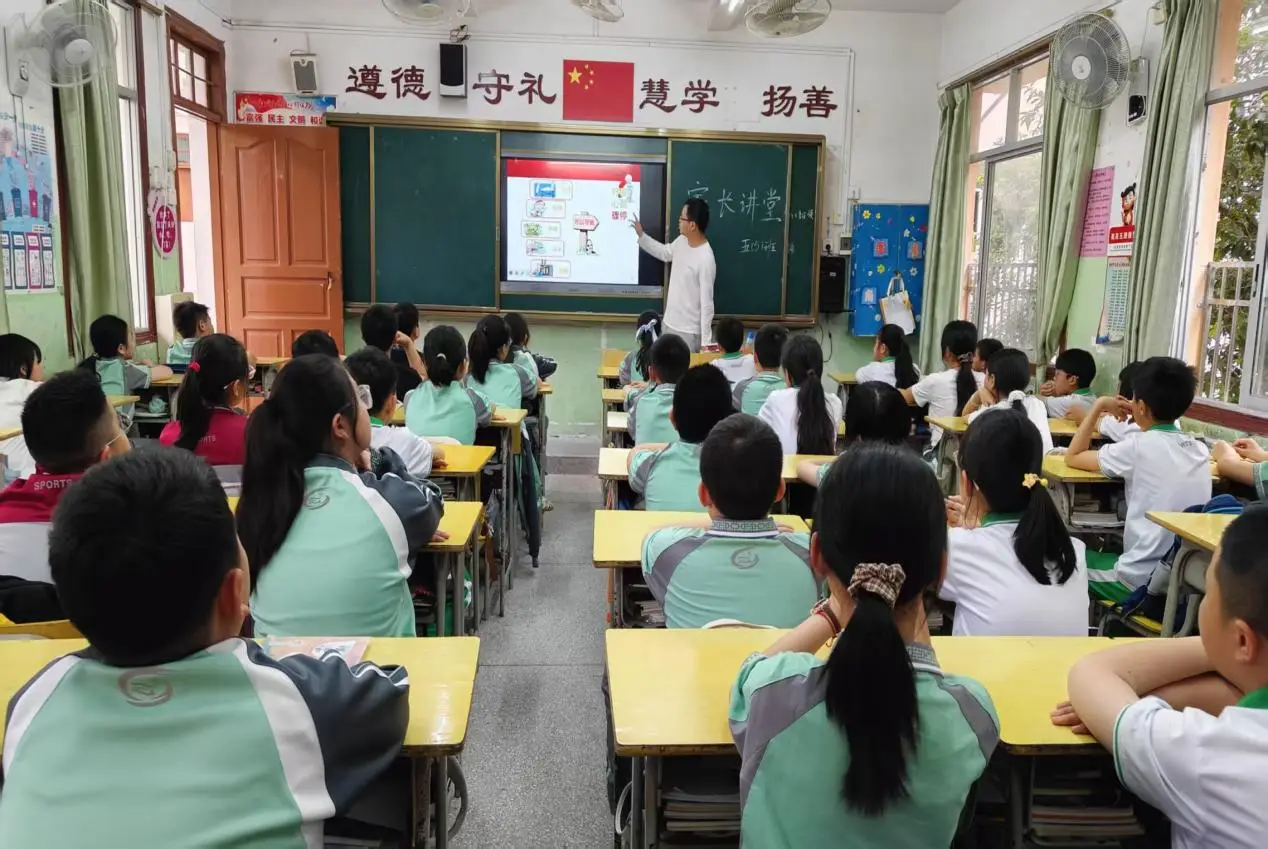 尋烏縣城關小學家長進課堂：急救護航，安全“童”行