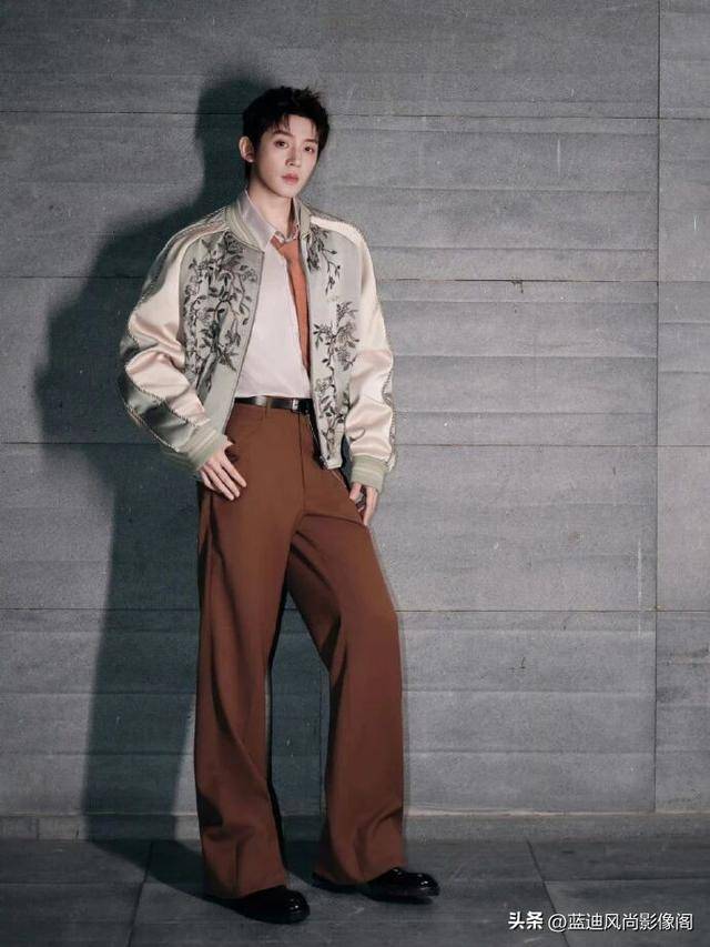 原創鄧為 AMIRI 造型：刺繡緞面藏俊逸，復古型格自風華