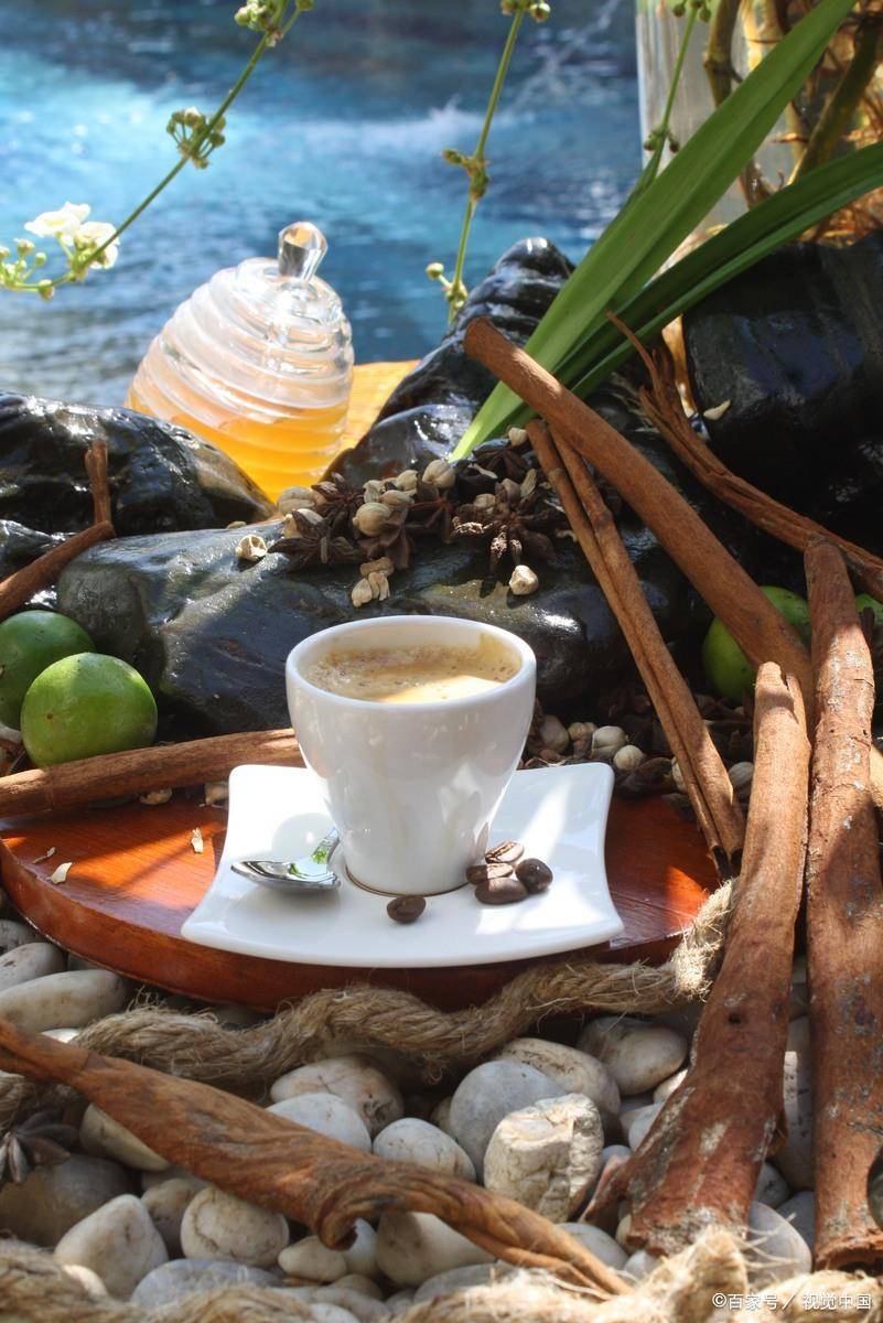 我搬家的時候，有一個閒置的電煮鍋，閨女的成新的電子琴，還有一部分兒童繪本，都給搬家公司的小夥了。他當時愣了一下，隨後那個笑容，怎麼說呢，就像中獎了一樣。接下來的事，讓我有點意外。搬家的全程，他幾乎是貼著腳後跟走路，每一個箱子都輕拿輕放，像在搬一箱雞蛋。有幾次我都不好意思了，說沒...