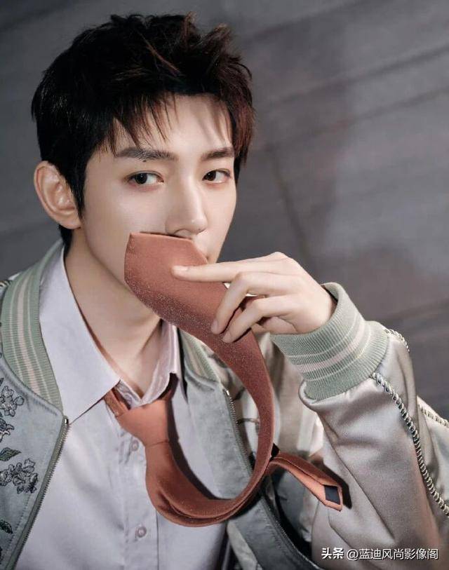 原創鄧為 AMIRI 造型：刺繡緞面藏俊逸，復古型格自風華