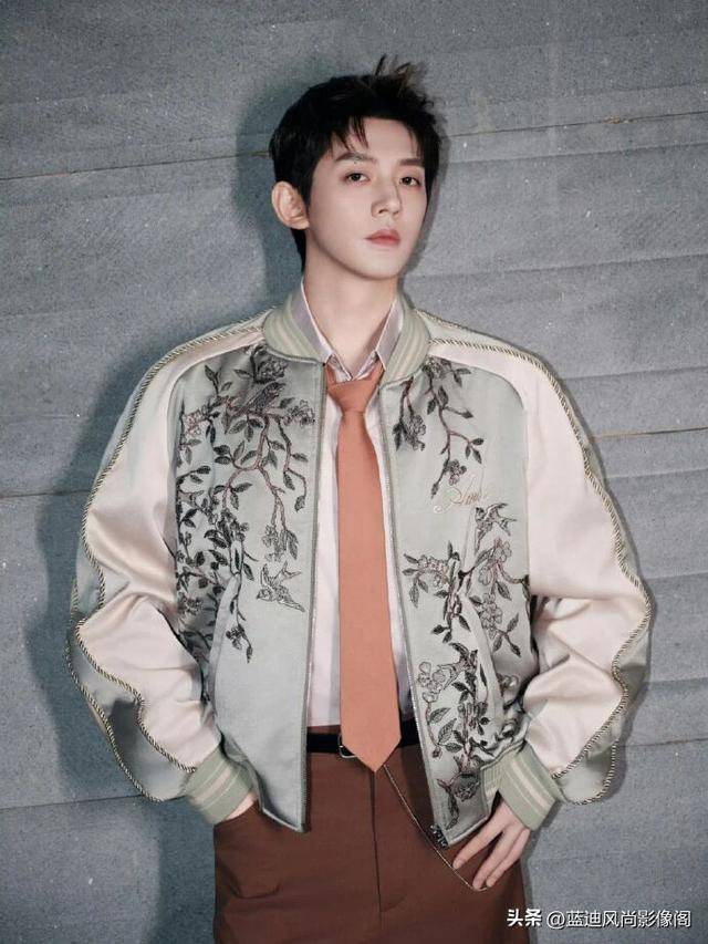 原創鄧為 AMIRI 造型：刺繡緞面藏俊逸，復古型格自風華