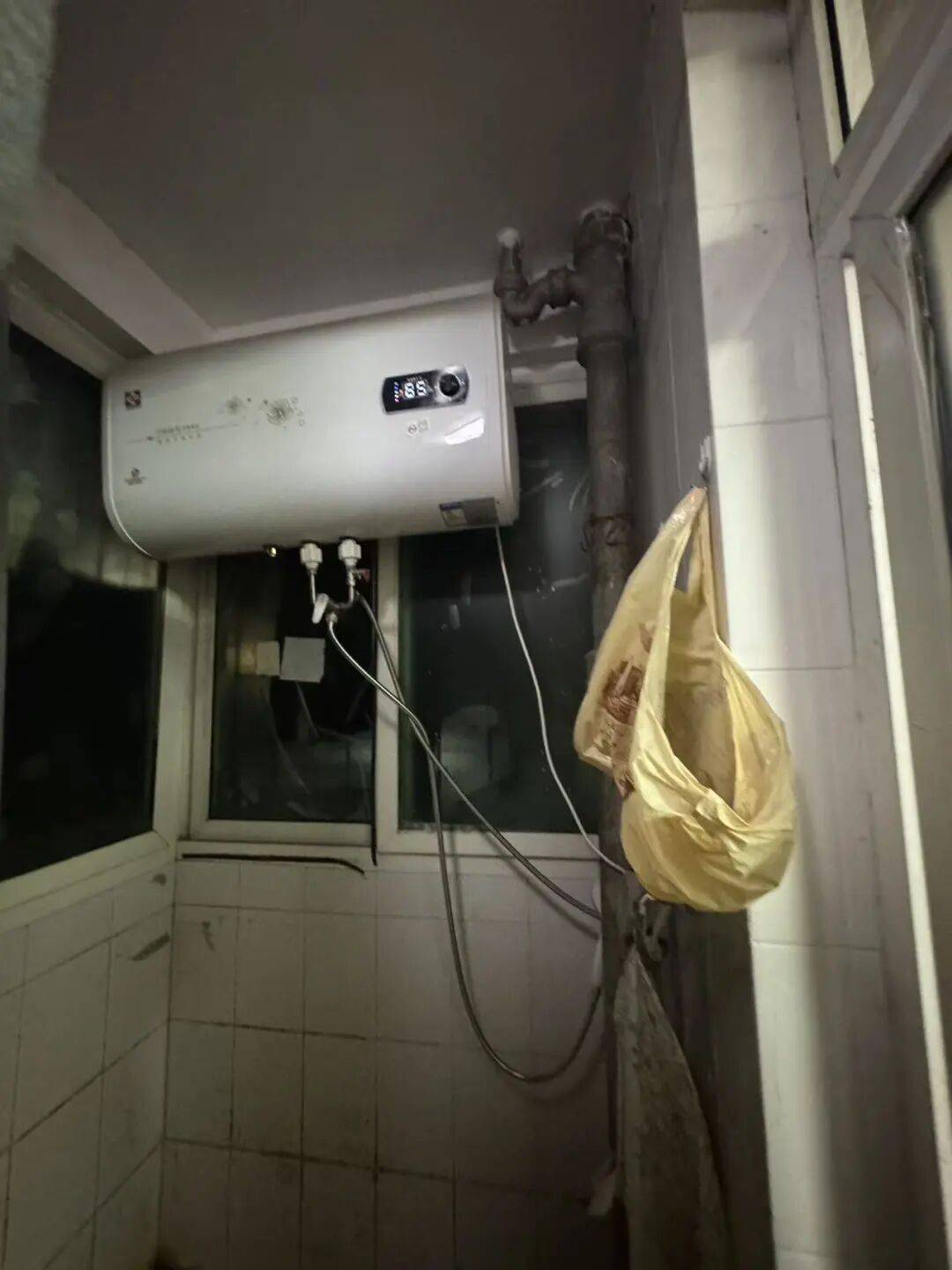 福田一群租房陽臺加裝淋浴器致樓下屋頂滲水，違規認定引爭議