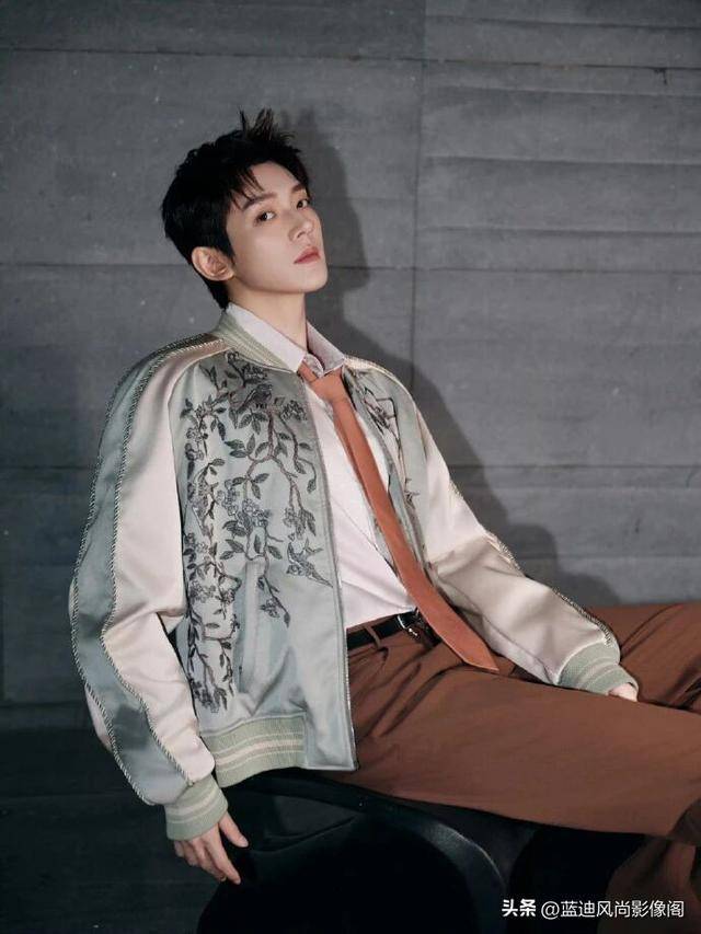 原創鄧為 AMIRI 造型：刺繡緞面藏俊逸，復古型格自風華