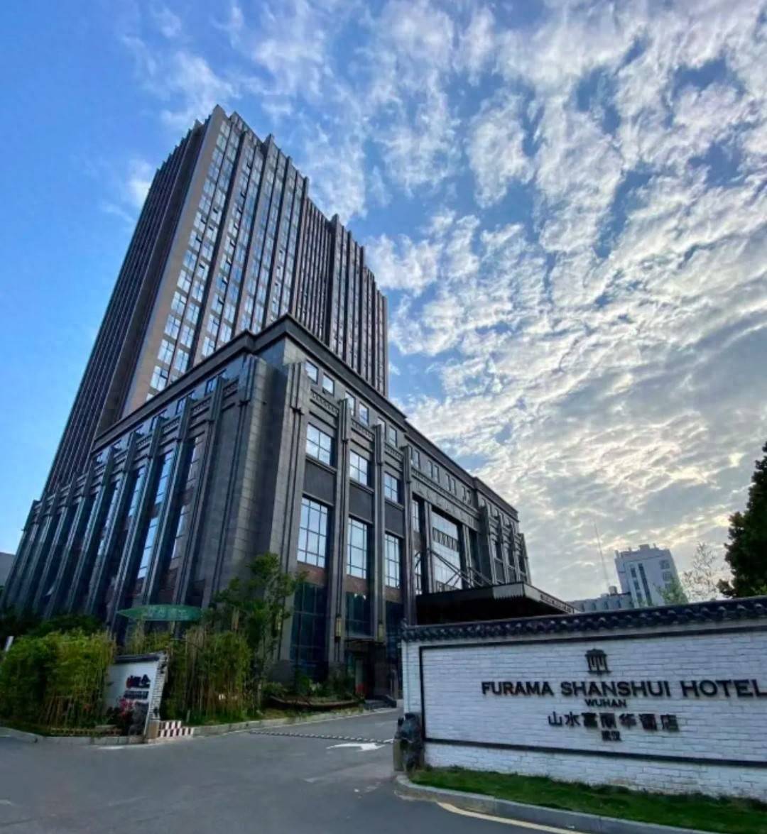 打破高階酒店美食“壁壘”武漢山水富麗華酒店啟幕小龍蝦節