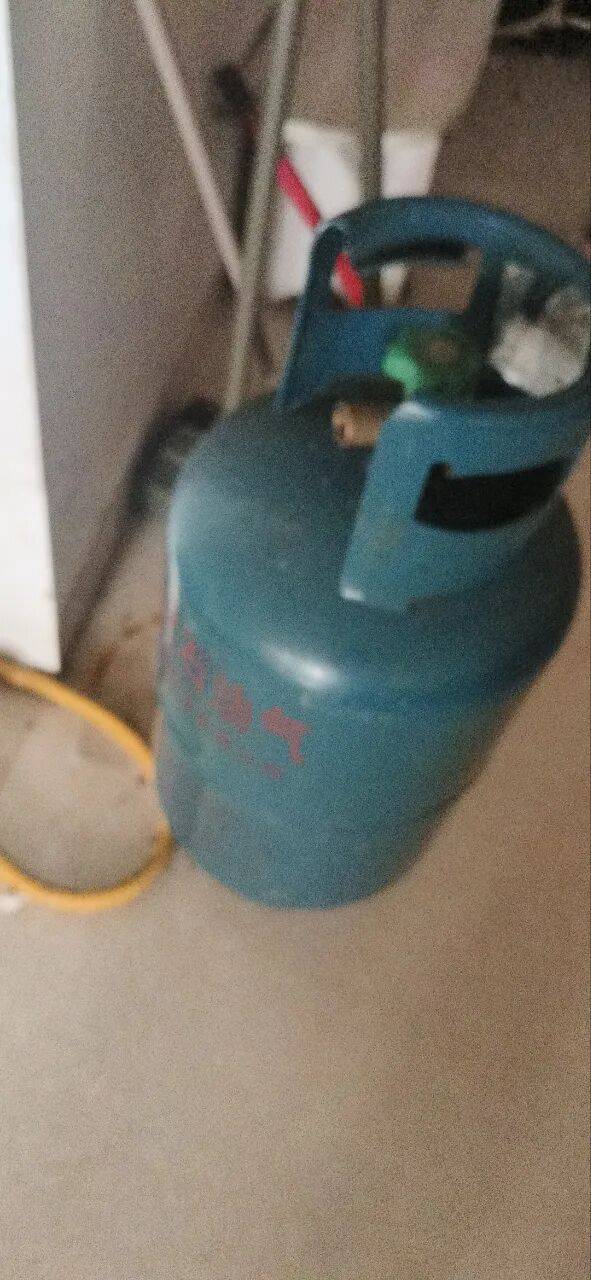 【4月24日鳳岡資訊網二手資訊】雙面（單面）帶鬥貨架/煤氣瓶、服裝店模特、電動車、履帶旋耕機、展示櫃等