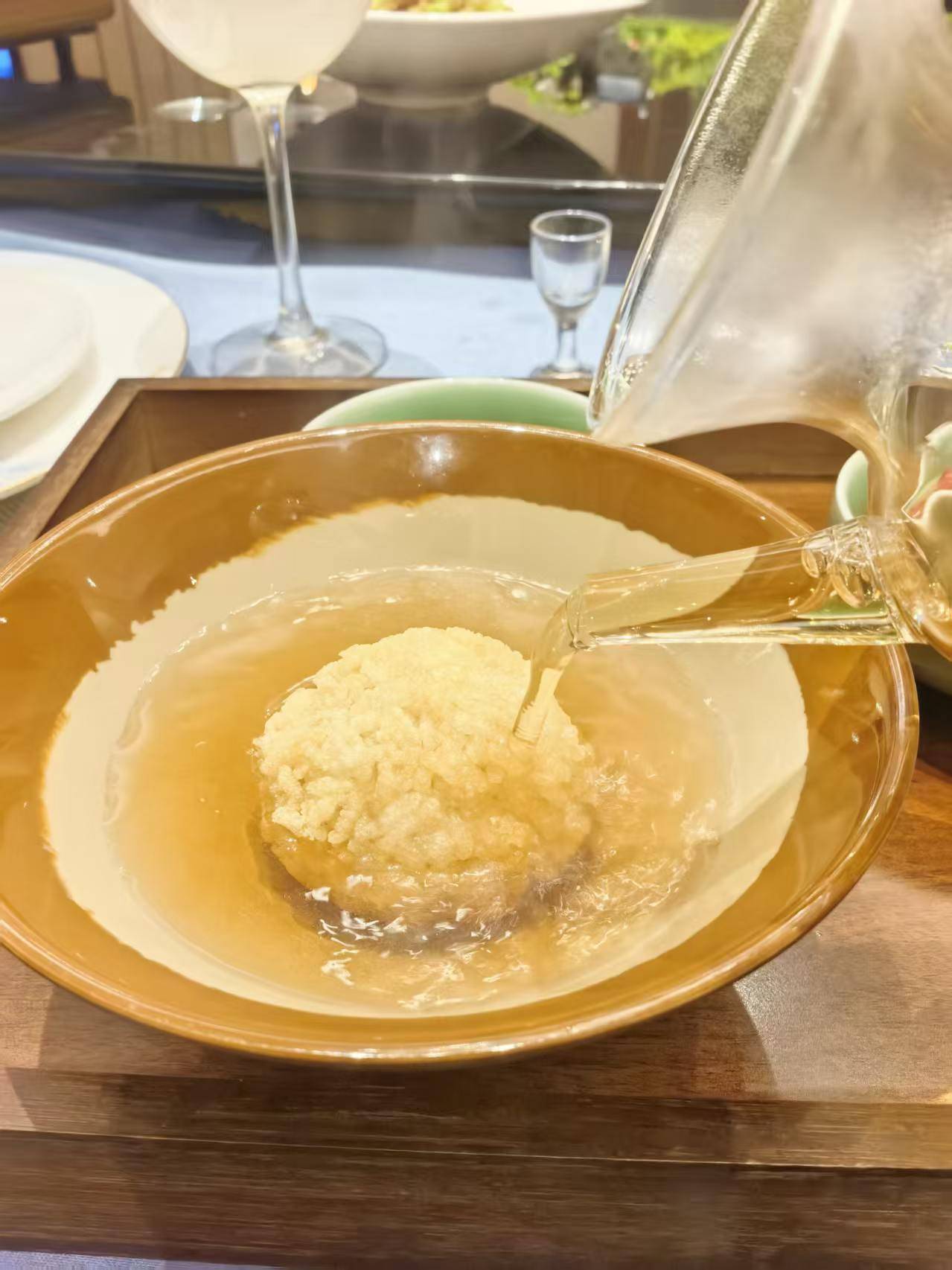 打破高階酒店美食“壁壘”武漢山水富麗華酒店啟幕小龍蝦節