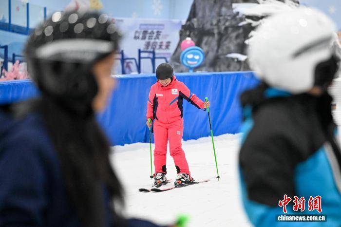 東南亞、南亞留學生“春城”昆明體驗冰雪運動魅力