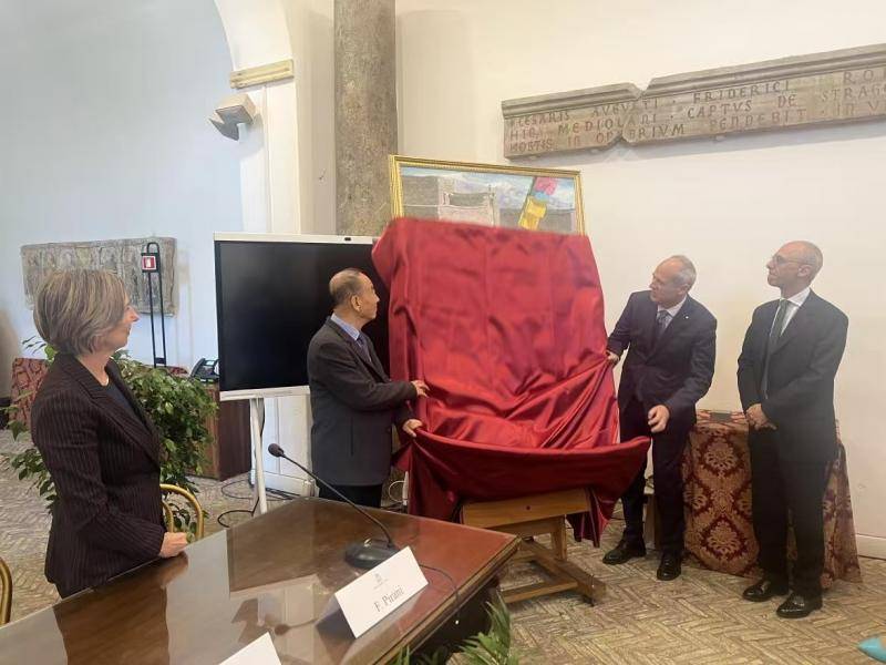 韓玉臣油畫《老阿媽與風馬旗》被羅馬市政府收藏