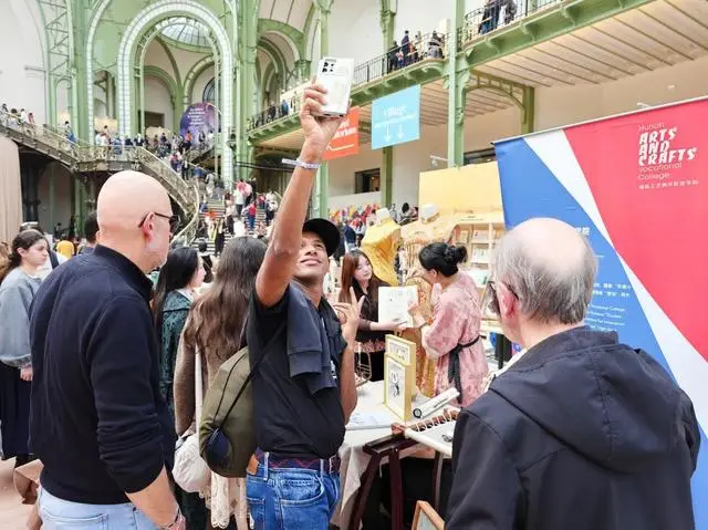 湘繡驚豔巴黎！湖南工藝美院非遺作品亮相巴黎圖書節