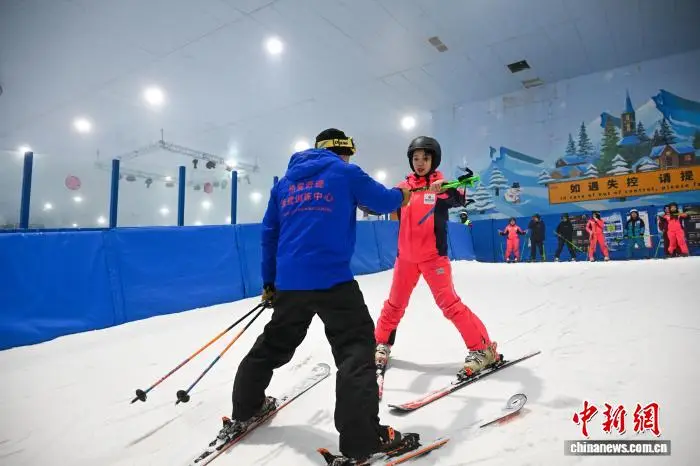 東南亞、南亞留學生“春城”昆明體驗冰雪運動魅力