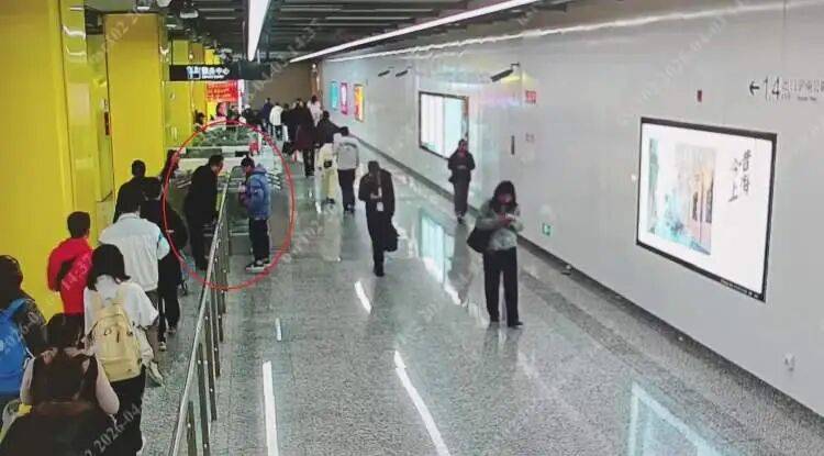 快遞員偷走同行投遞的7999元手機，轉手賣掉！民警：你讓人家快遞員咋辦？