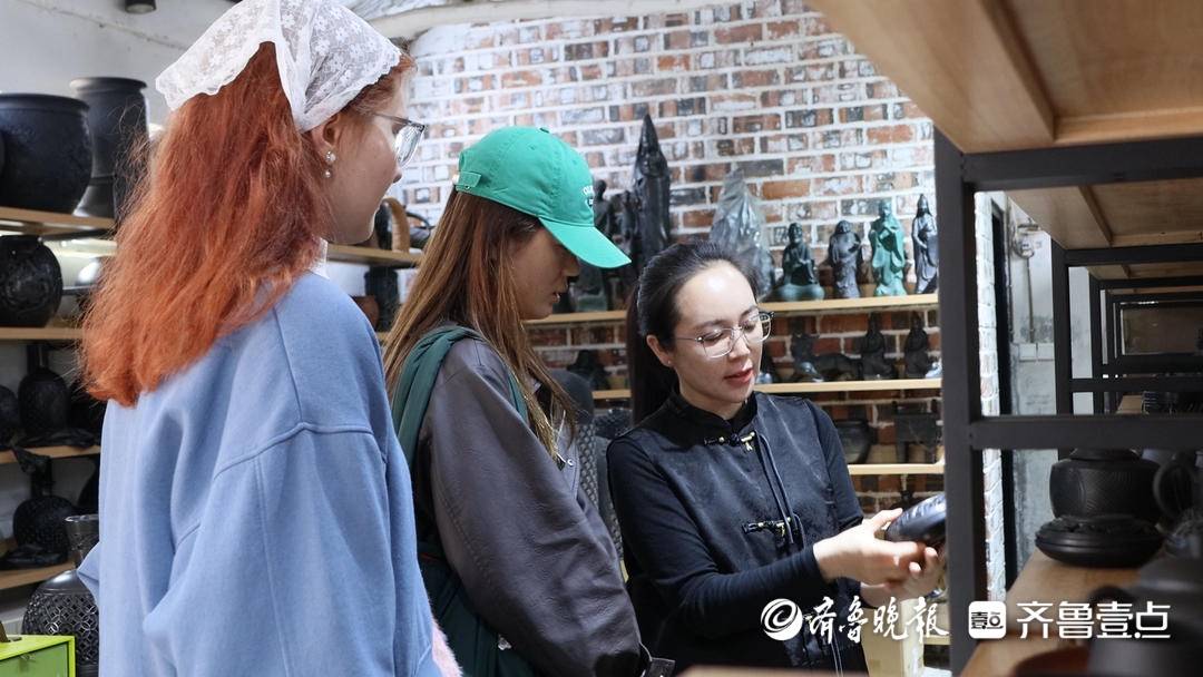 俄羅斯留學生沉浸式體驗東港非遺，感受中國文化魅力