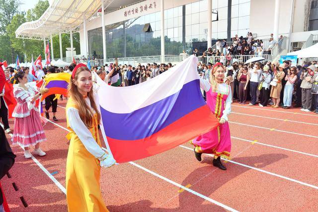 一天“環遊世界”！北語世界文化節上，留學生巡遊展風采