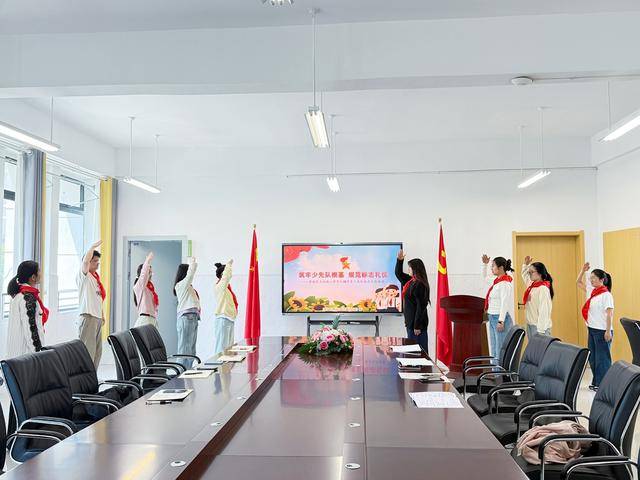 管城區求知路小學開展少先隊中隊輔導員標誌禮儀培訓活動