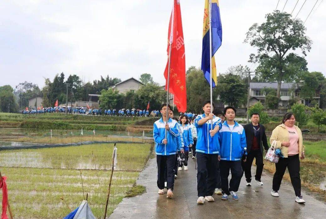綏陽縣儒溪中學：步履鏗鏘赴春光 凝心聚力戰高考
