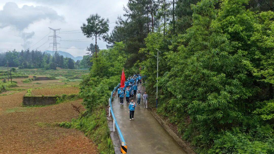 綏陽縣儒溪中學：步履鏗鏘赴春光 凝心聚力戰高考