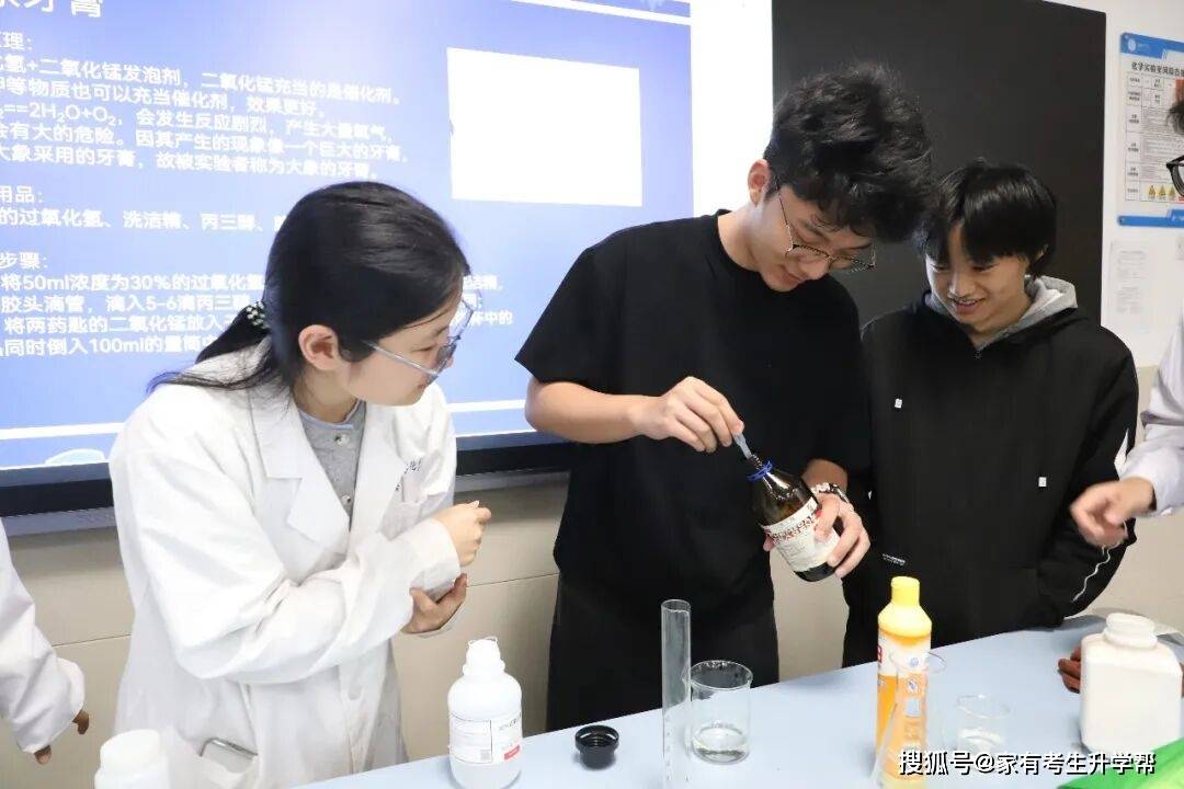 看見科學、化啟未來，鄭州大學化學學院走進鄭州中學開展科普實踐活動紀實