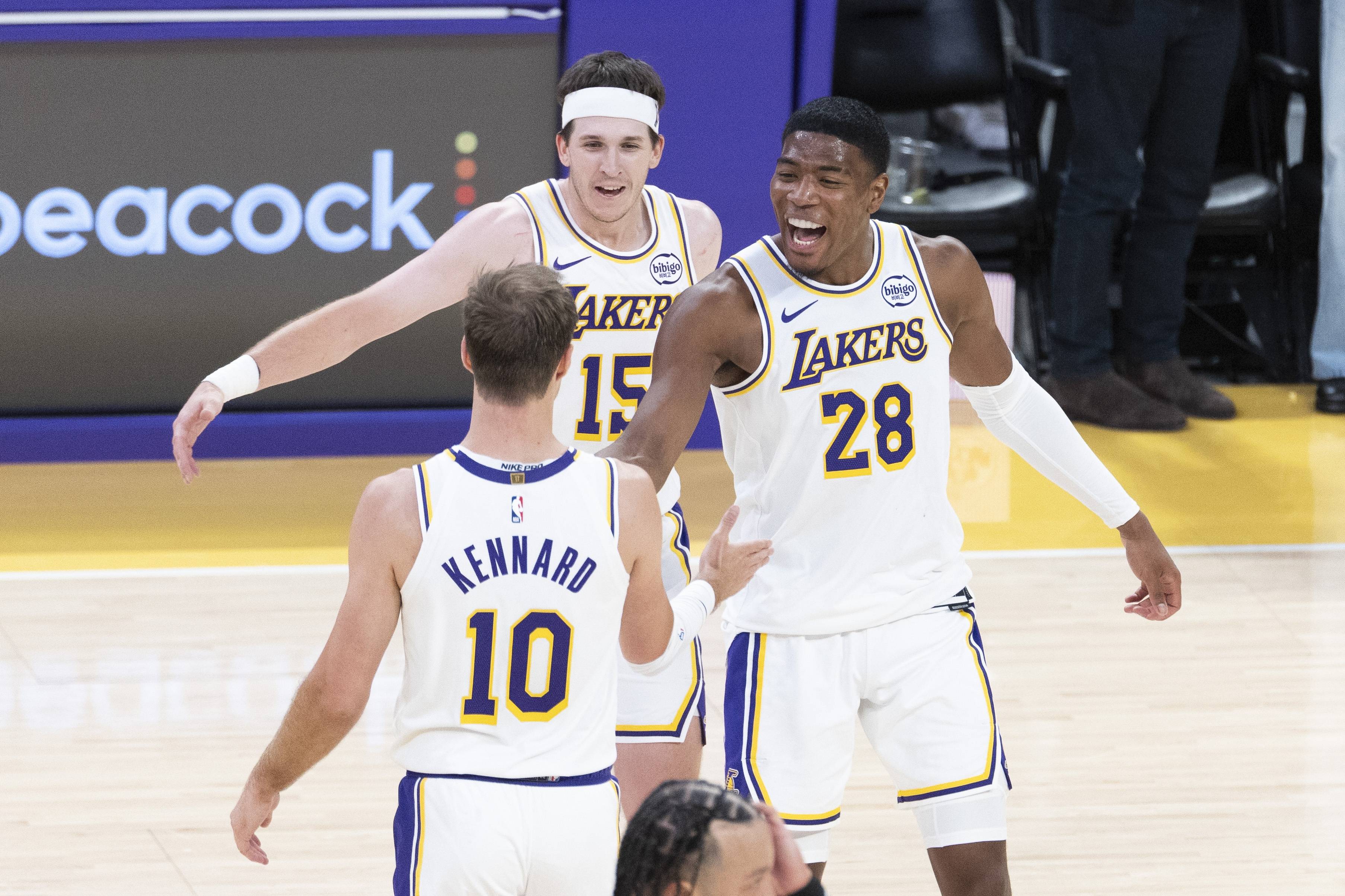 原創炸鍋！湖人梭哈字母哥，裡夫斯被擺上貨架，詹姆斯甘願當墊腳石