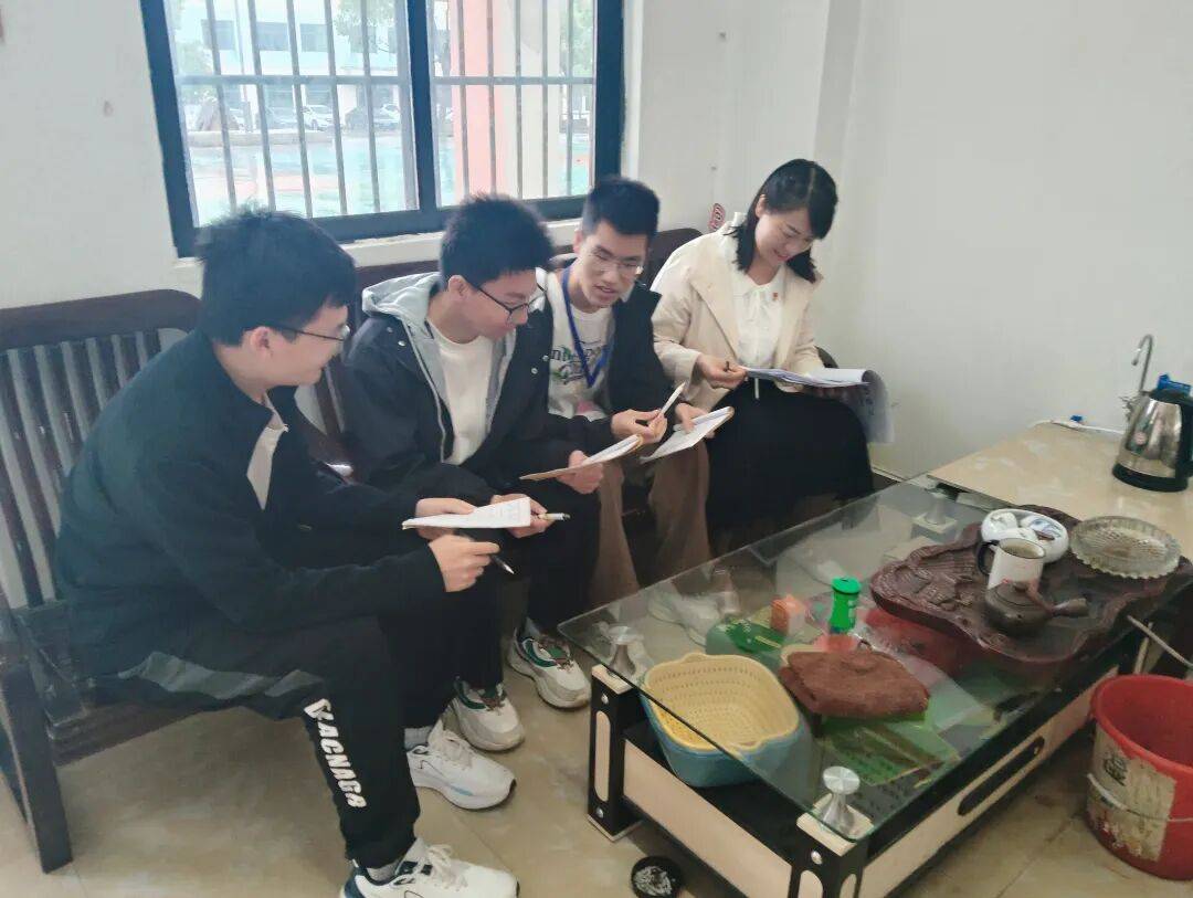 結對情誼深 共話教育夢——尋烏縣三二五小學黨員骨幹教師送教岑峰中小學活動