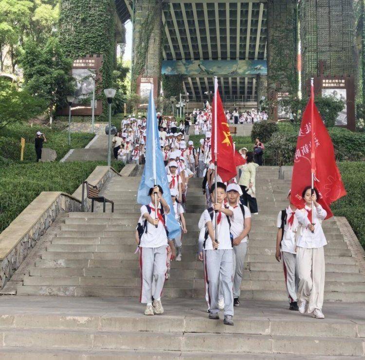 別樣的畢業禮！重慶這所學校學子用一場沿江徒步告別小學時光
