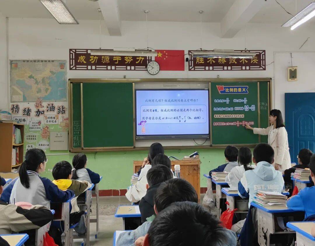 結對情誼深 共話教育夢——尋烏縣三二五小學黨員骨幹教師送教岑峰中小學活動