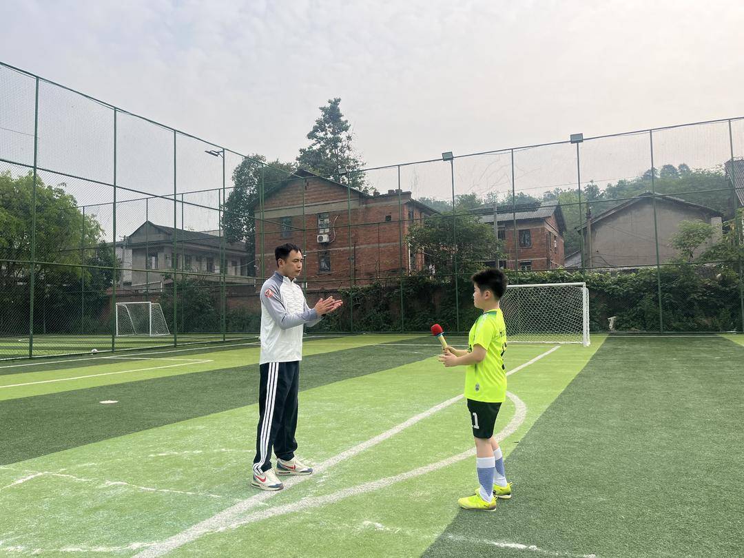 川超自貢球員現身塘坎上小學足球決賽 寄語學子：“享受比賽，勇敢踢球！”