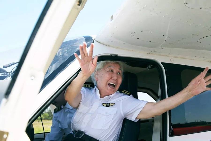 82歲駕機衝上雲霄！這位“硬核奶奶”揭開了中國女性徵服藍天的秘密