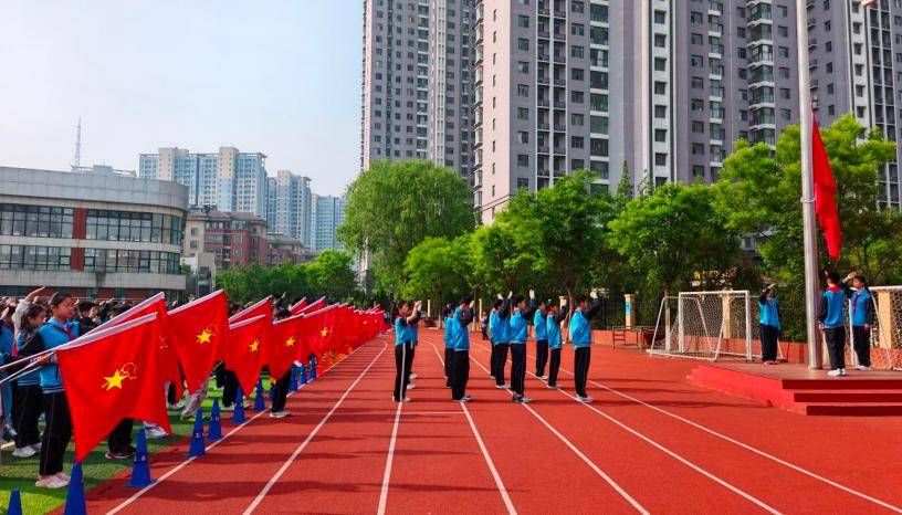 原創臨沂三河口小學舉行五一勞動節主題升旗儀式