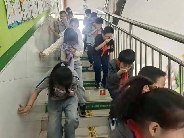 鄭州高新區外國語小學開展消防安全疏散演練