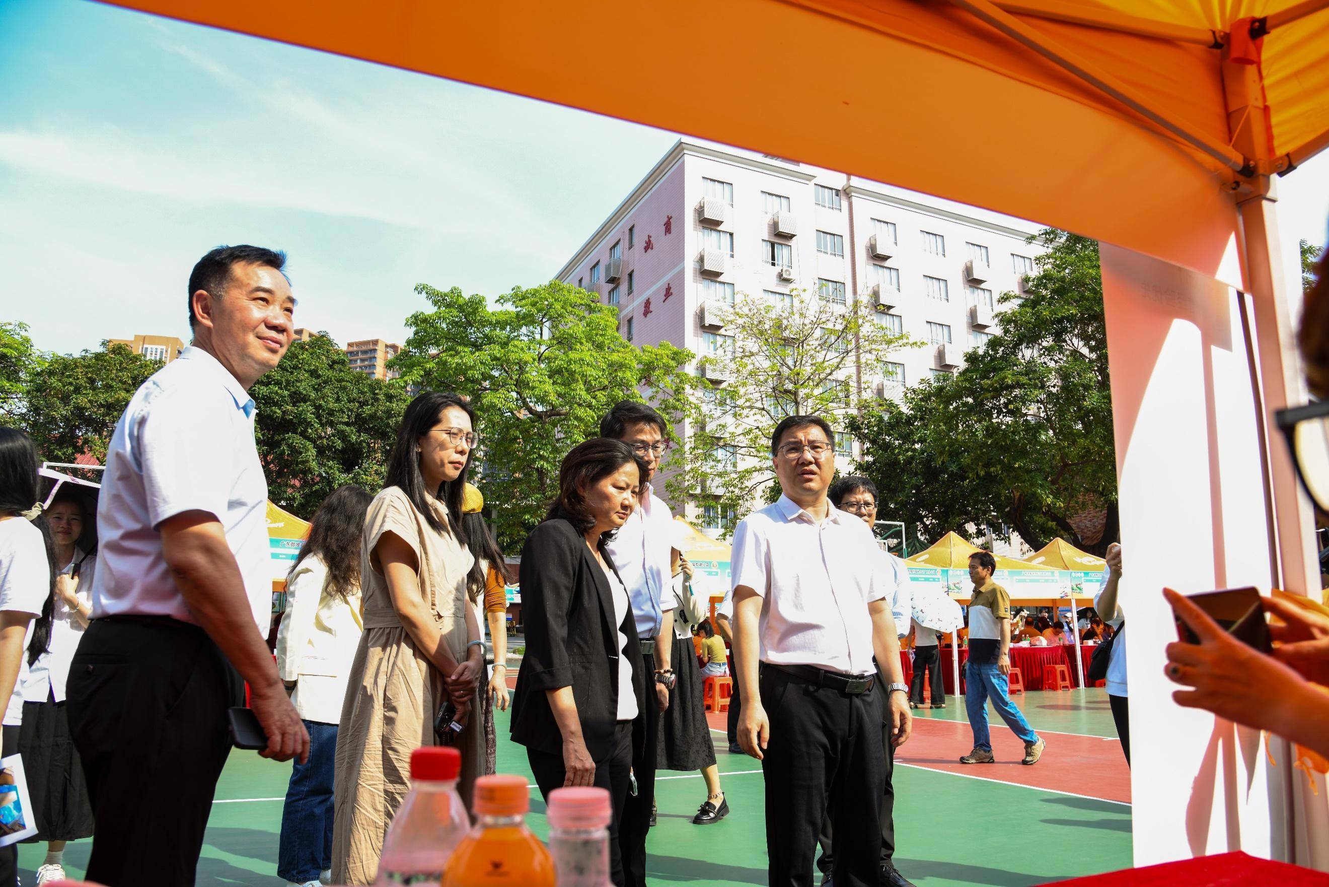 荔南“通福職通車”招聘活動走進廣東工貿職院，60餘家廣佛企業攜1600餘崗位跨域攬才
