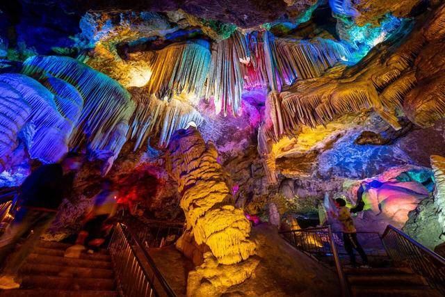 五一暢遊雞冠洞：自然奇觀邂逅花海狂歡，演藝美食免單暢享！