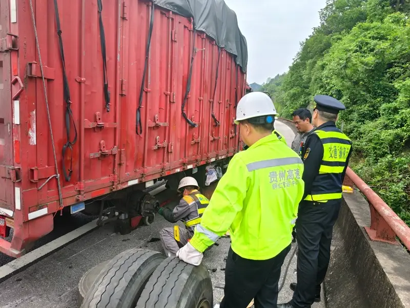 高速貨車輪胎故障險側翻 交通執法快速處置保暢通